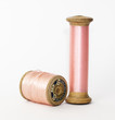 Bobines de fil de soie rose