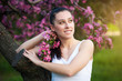 Foto: pretty young woman in a green park pretty young woman in a green park