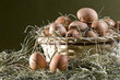 Foto: Braune Eier im Korb mit Stroh Braune Eier im Korb mit Stroh