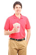 Foto: Smiling guy holding a popcorn box Smiling guy holding a popcorn box