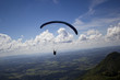Paraglider entre as montanhas