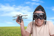 vieille femme avec un chapeau et des lunettes de pilotes