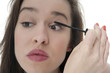 Foto: Frau mit Wimperntusche Frau mit Wimperntusche