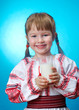 Foto: girl drinking glass of milk girl drinking glass of milk
