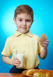 Foto: boy eats homemade pie boy eats homemade pie