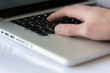 Foto: Hand auf Tastatur - Internet Hand auf Tastatur - Internet