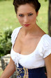 Brünette Frau im Dirndl