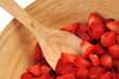 Photo: Gros plan sur un saladier de fraises coupées Gros plan sur un saladier de fraises coupées