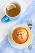 Yogurt muffin with raisins and green tea with lemon