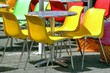 Table et chaises en terrasse.