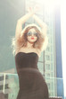 Foto: top model posing outside with sunglasses top model posing outside with sunglasses
