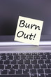Computer mit Schild Burn Out