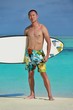 Foto: Man with surf board on beach Man with surf board on beach