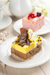 Foto: beautiful pastry, little colorful sweet cakes with tea beautiful pastry, little colorful sweet cakes with tea