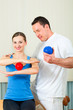 Patientin bei der Physiotherapie mit Ball
