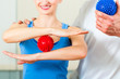 Patientin bei der Physiotherapie mit Ball