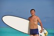 Foto: Man with surf board on beach Man with surf board on beach