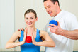 Patientin bei der Physiotherapie mit Ball