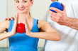 Patientin bei der Physiotherapie mit Ball