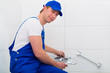 Kempner oder Installateur bei Arbeit im Bad 