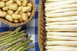 Koerbe mit Spargel und Kartoffeln