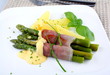 Green asparagus with potato, ham and sauce