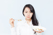 サプリメントを食べる女性