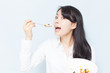 サプリメントを食べる女性