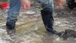Gummistiefel im Schlamm
