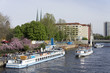 Ausflugsschiffe auf der Spree vor dem Nikolaiviertel in Berlin