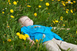 junge liegt entspannt im gras