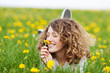 Foto: mädchen riecht an blüte mädchen riecht an blüte