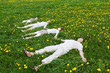 familie liegt entspannt im gras
