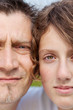 vater und tochter nebeneinander