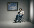 Foto: Disabled young woman reading in a wheelchair Disabled young woman reading in a wheelchair