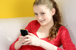 Schülerin mit Smartphone
