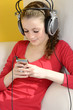Foto: Schülerin hört Musik Schülerin hört Musik