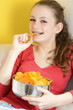 Foto: Schülerin isst Chips Schülerin isst Chips