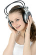 Tennager hört Musik über Kopfhörer