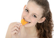 Foto: Schülerin isst Chips Schülerin isst Chips