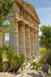 Frau malend vor dem Tempel von Segesta, Sizilien