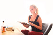 Foto: attraktive Frau beim Lesen attraktive Frau beim Lesen