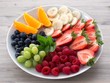 Foto: Fruits and berries on a white plate Fruits and berries on a white plate