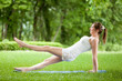 Foto: Young woman working out in nature Young woman working out in nature