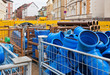 Kunststoffrohre und Tonrohr gelagert auf einer Baustelle