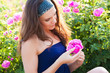 Detaily fotografie Woman in rose garden