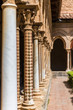 Kunstvolle Säulen im Innenhof des Doms von Monreale