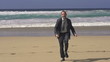 Vidéo : Excited businessman screaming by the sea, super slow motion Excited businessman screaming by the sea, super slow motion