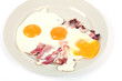 Foto: Spiegelei mit Speck auf Teller Spiegelei mit Speck auf Teller