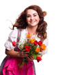 junge Frau im Dirndl mit einem Strauß Tulpen